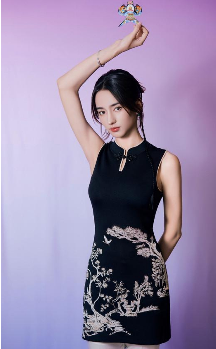李宛妲亮相百花之夜 融合表演尽现力量与柔美